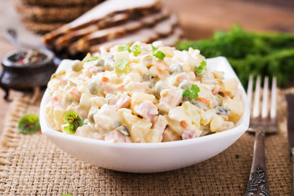 Ensalada de patata, bonito y piquillos