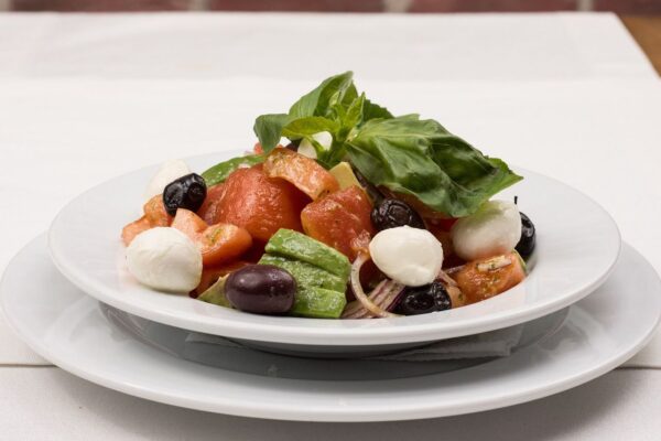 Ensalada de perlas de mozzarella, tomate y orégano