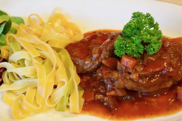 Osso bucco de pavo en salsa de setas y tagliatlle