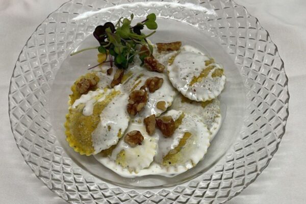 Pasta fresca rellena de pecorino con crema de setas