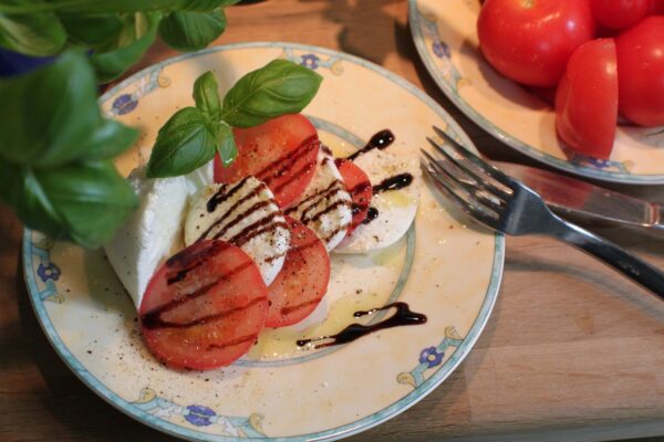 Carpaccio de tomate con mozzarella