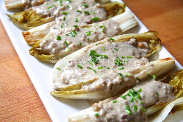 Endivias a la plancha con roquefort y nueces