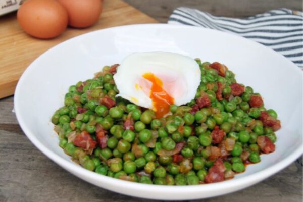 Guisantes con chistorra y huevo