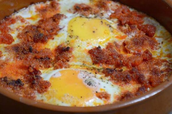 Huevos al plato con sobrasada