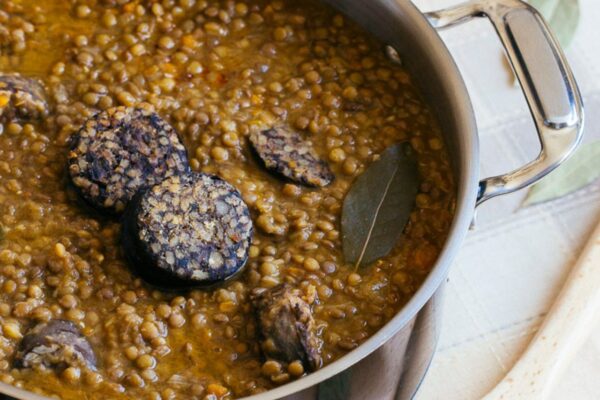 Salteado de lentejas con butifarra negra