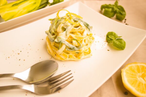 Tagliatelle fresco con gulas al ajillo