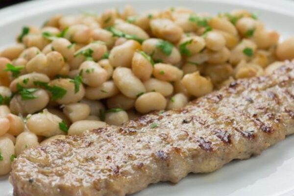 Butifarra de Girona esparracada con puerro y romesco.