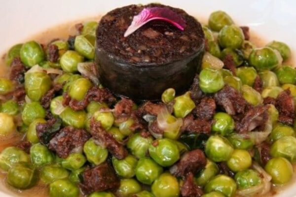 Guisantes con morcilla y jamón