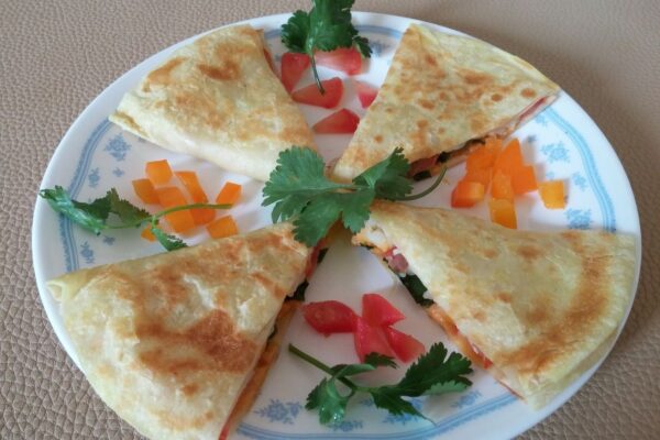 Quesadillas de frijoles, carne y queso Monterrey