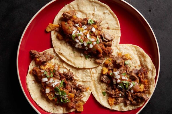 Tacos  de chicharrón con queso y chiles dulces